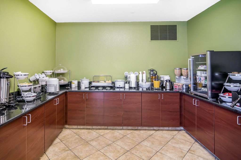 Quality Inn Parsons North Ресторан фото